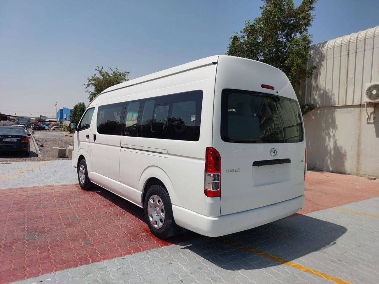 Toyota Hiace GL TOYOTA HIACE COMMUTER VAN RHD 2018 MODEL 3.0 L DIESEL AUTOMATIC(PM21278)
