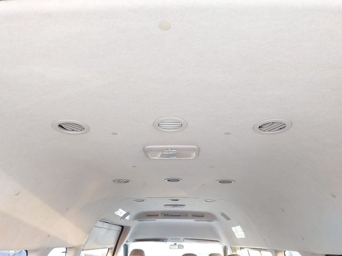 Toyota Hiace TOYOTA HIACE COMMUTER VAN RHD 2005 MODEL 2.5 L DIESEL AUTOMATIC(PM10644)