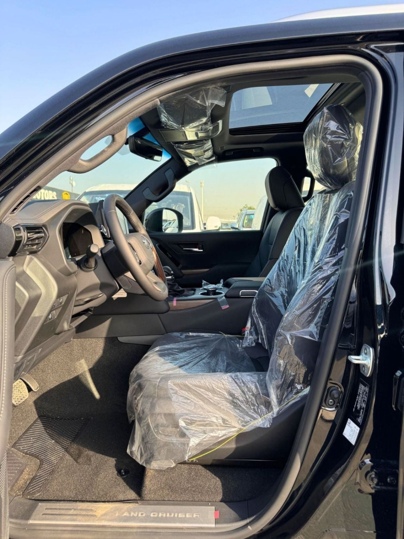 Toyota Land Cruiser GXR || 4.0L PETROL V6 | SUNROOF | LEATHER WITH PWR SEATS | COOL BOX (CODE # GXR4M2)