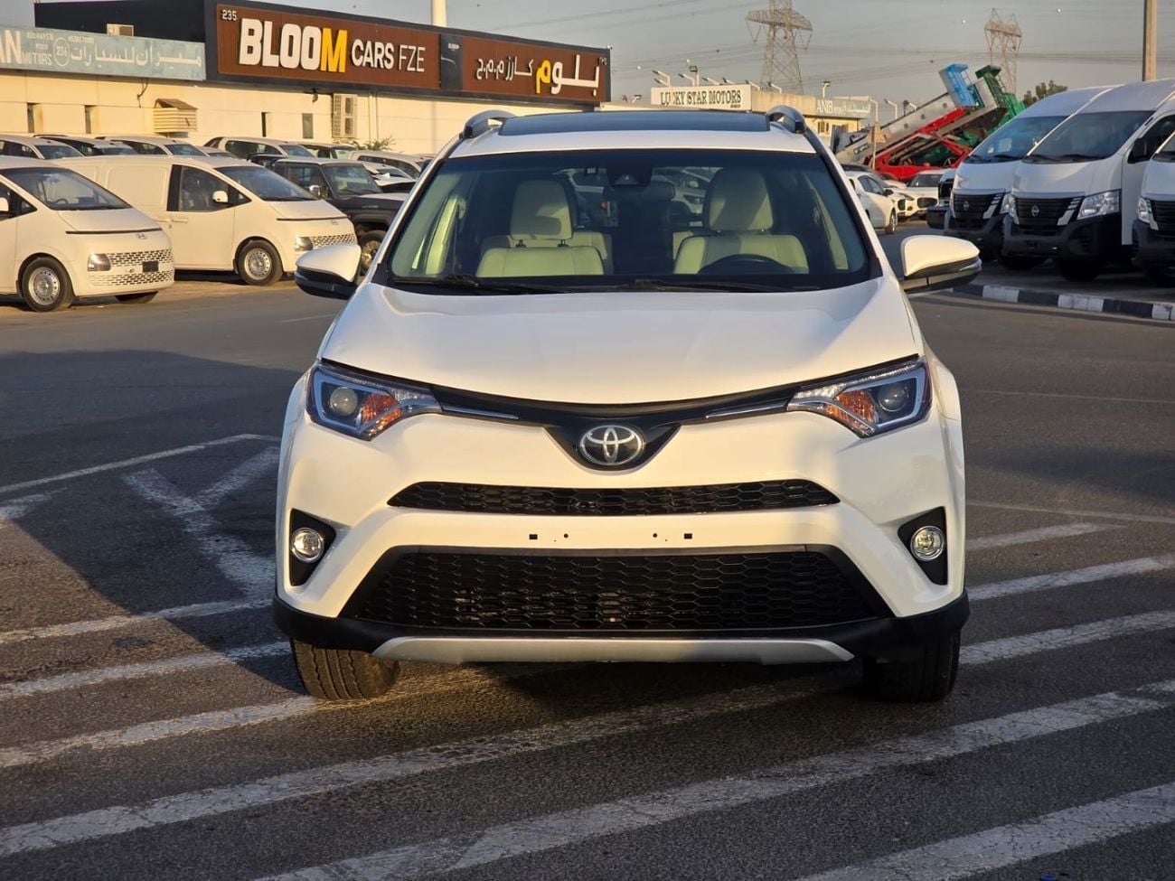 Toyota RAV4 XLE Limited 2.5L Sunroof , Push button , Trunk automatic and leather seats