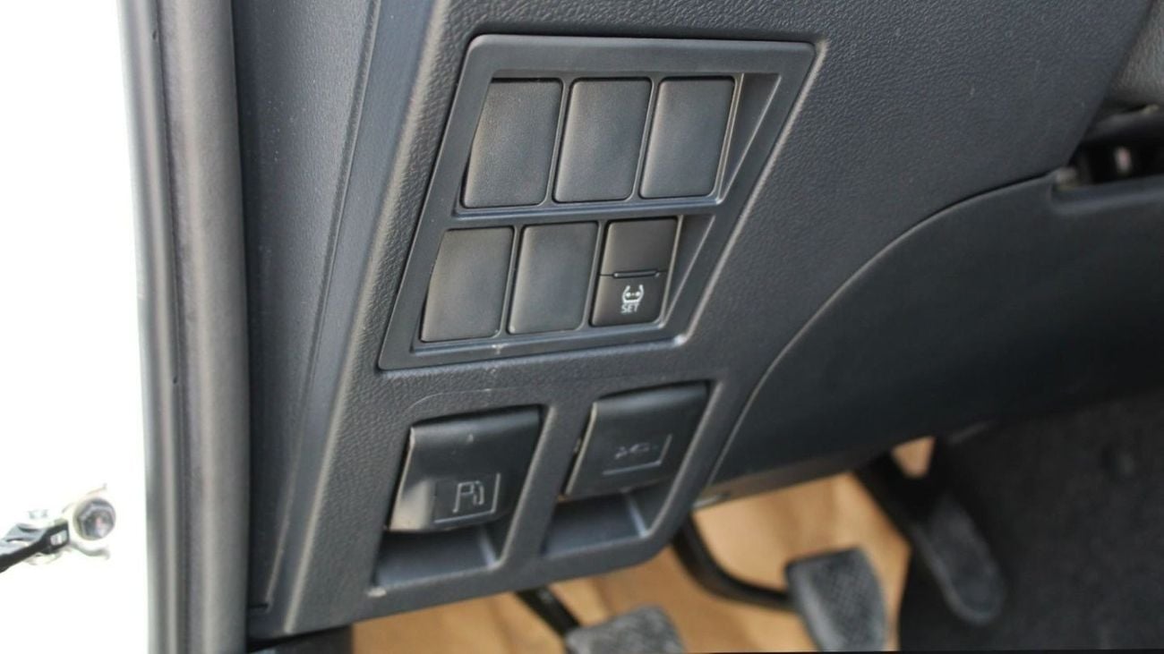 Toyota Hilux TOYOTA  HILUX 2.7L MT BASIC GCC