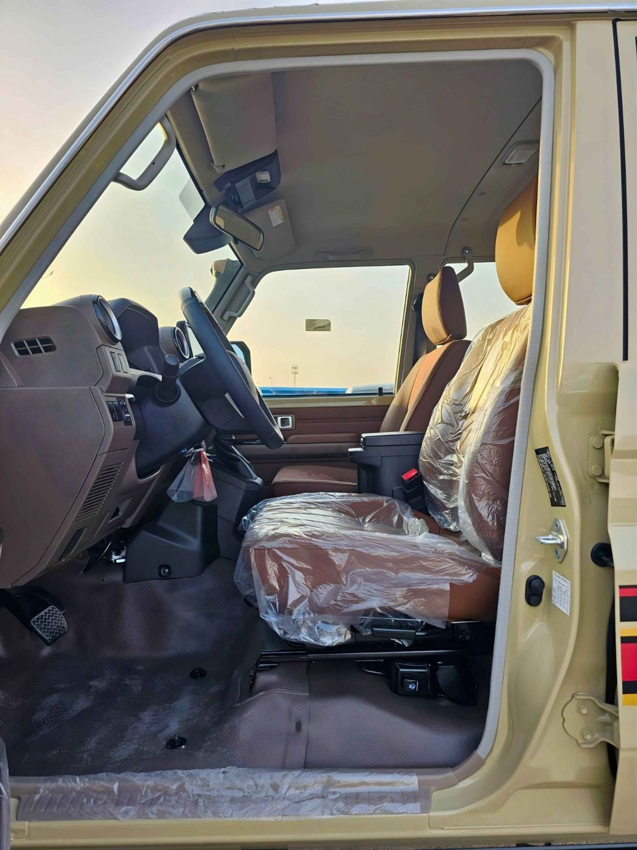 Toyota Land Cruiser Pick Up  DOUBLE CABIN / 2.8L V4 DIESEL A/T / DVD CAMERA / WINCH , SNORKEL / DIFF LOCK (CODE # LC