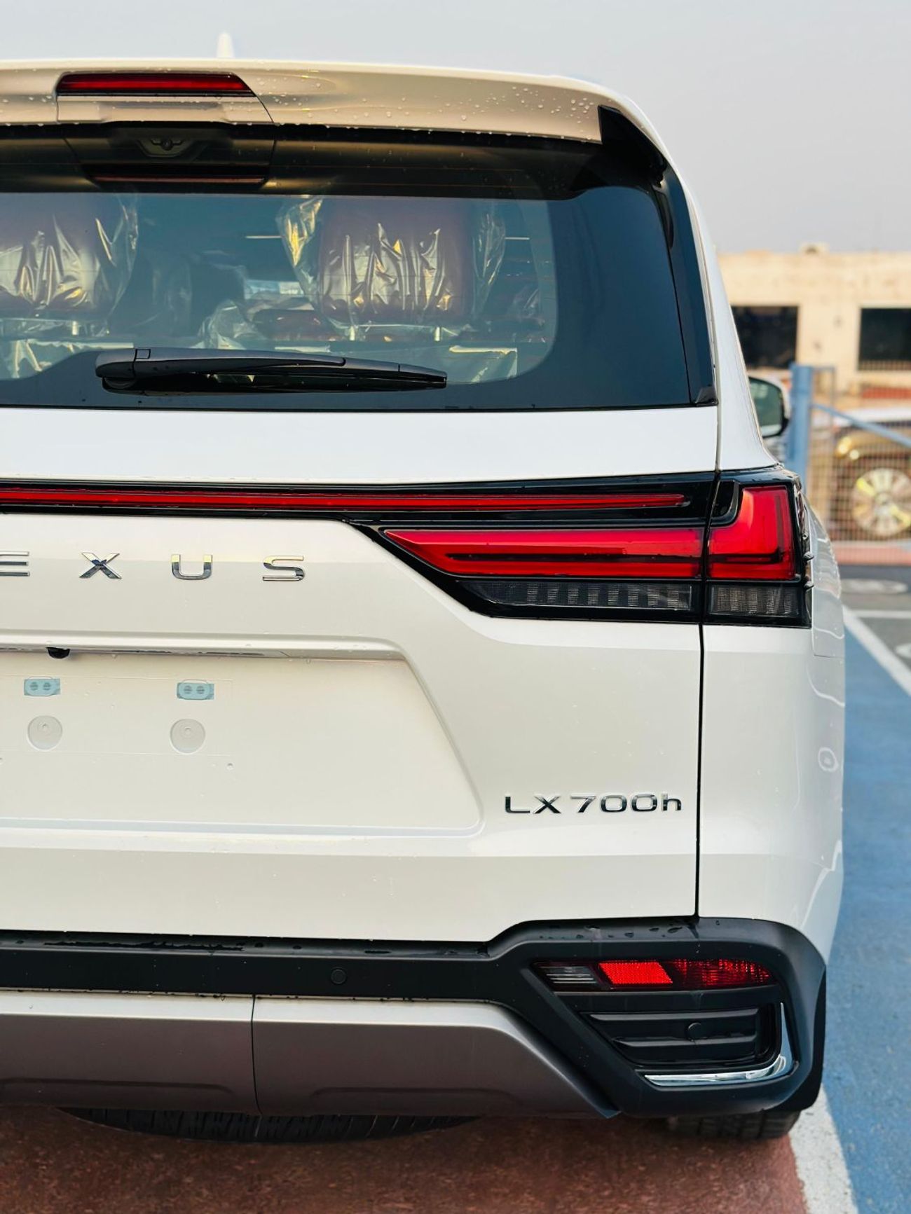 لكزس LX 700h Signature