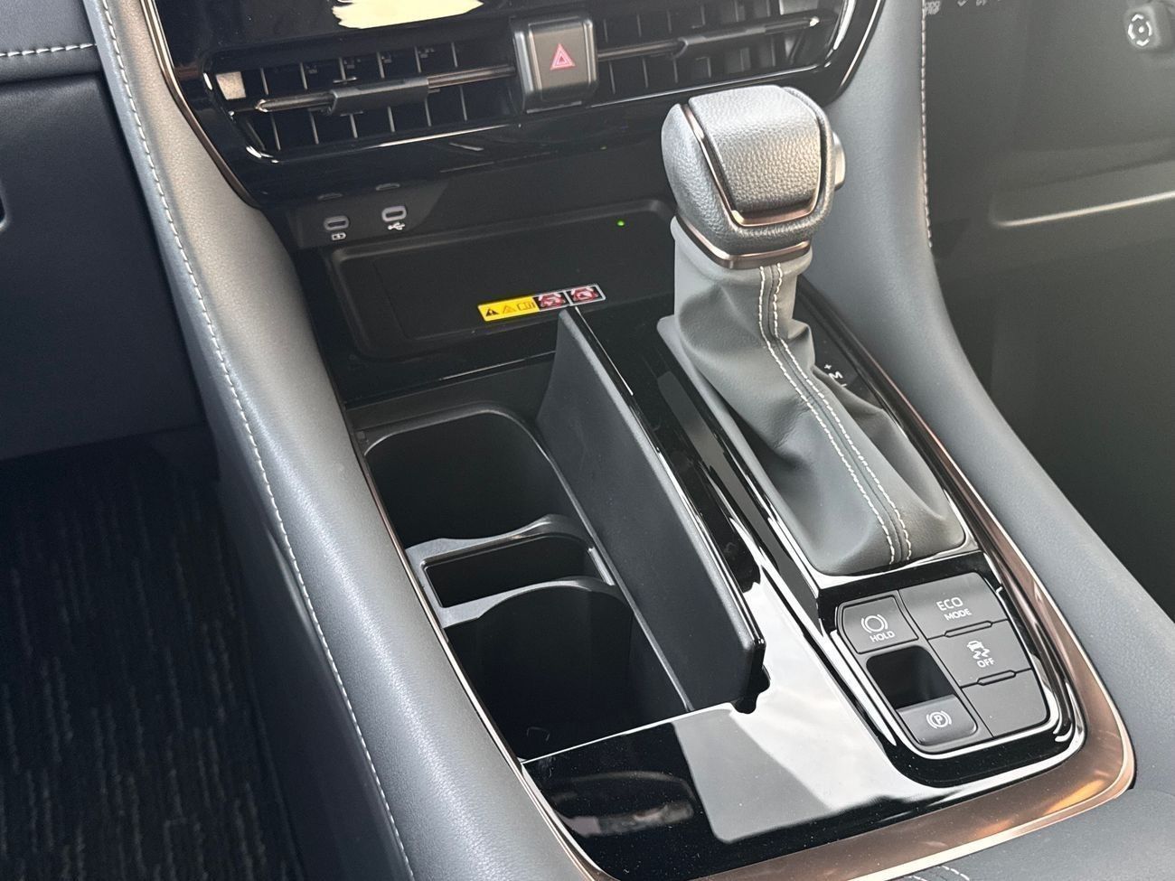 تويوتا ألفارد 2.5L PETROL 2024 BRAND NEW 0Km