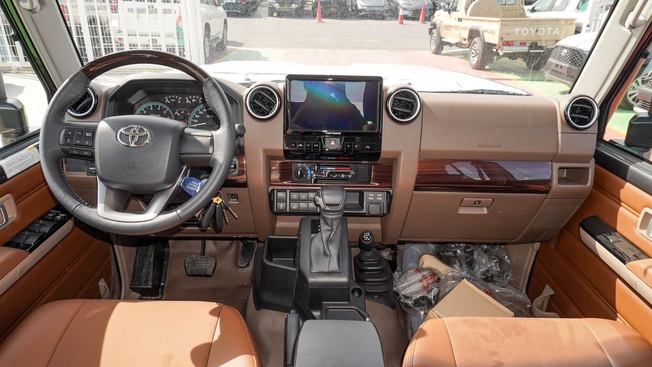 تويوتا لاند كروزر بيك آب LX 4.0L V6 A/T