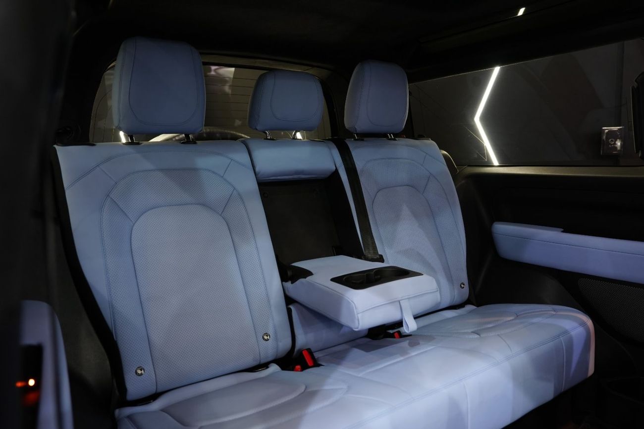 Land Rover Defender 90 SE P400 URBAN Kit, Panoramic Roof, Al Tayer Warranty + Service!!