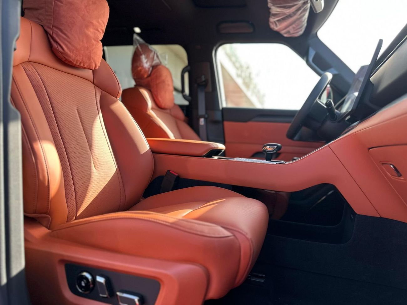 روكس 01 STANDARD ROX 01 7 SEATS HYBRID Black/Orange | Long range 2025