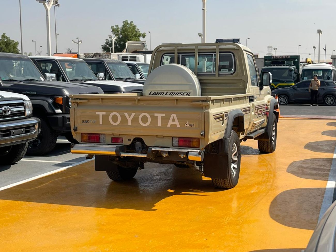 Toyota Land Cruiser Pick Up Toyota LAND CRUISER SC AT PETROL 4.0L WIN-DIFF-COOLBOX