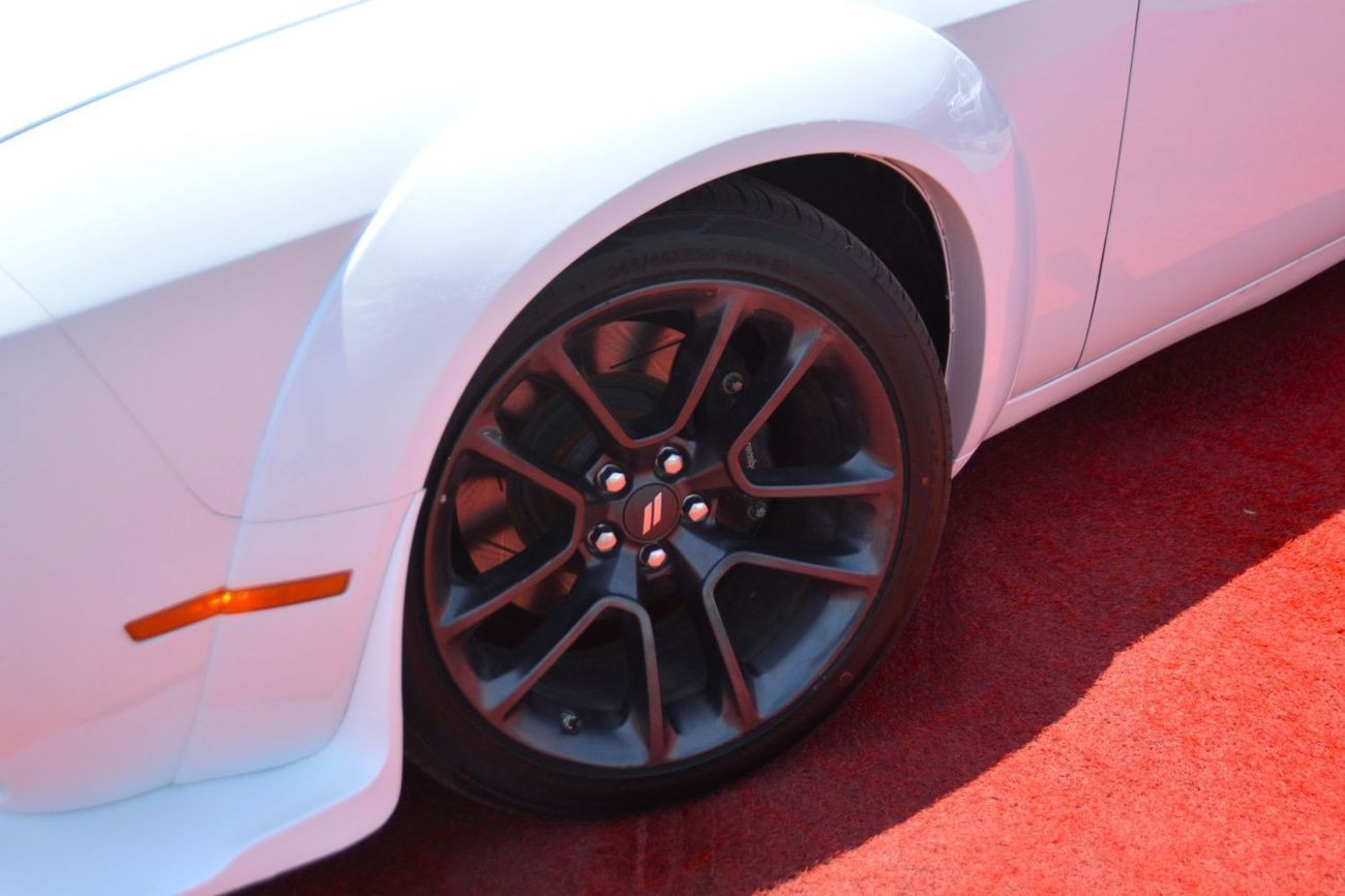 دودج تشالينجر R/T Scat Pack 6.4L SRT /6.4L SCAT BACK//SUN ROOF /WIDE BODY/ FULL OPTION /CARBON FIBER STEERING