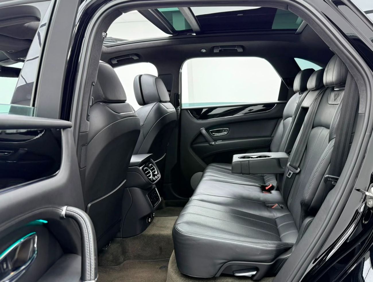 Bentley Bentayga STD 2018 Bentley Bentayga V8, Full Service History, Fully Loaded, Excellent Condition, Japanese