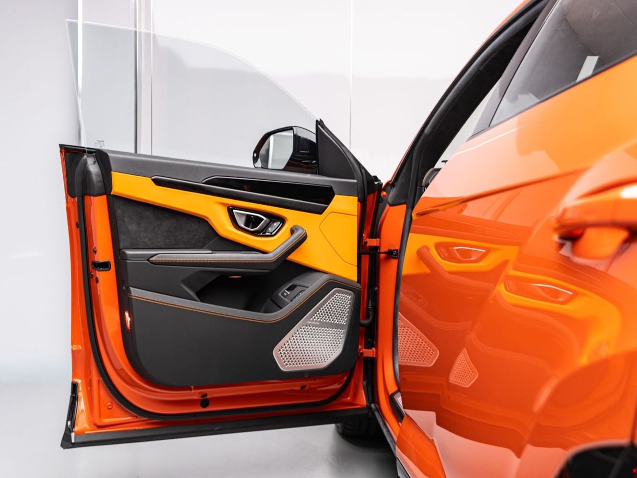 لامبورغيني اوروس S BUY NOW, PAY 2027 | THE BLACKLINE STANDARD | 1 Year Blackline Warranty, GCC, Low KMs