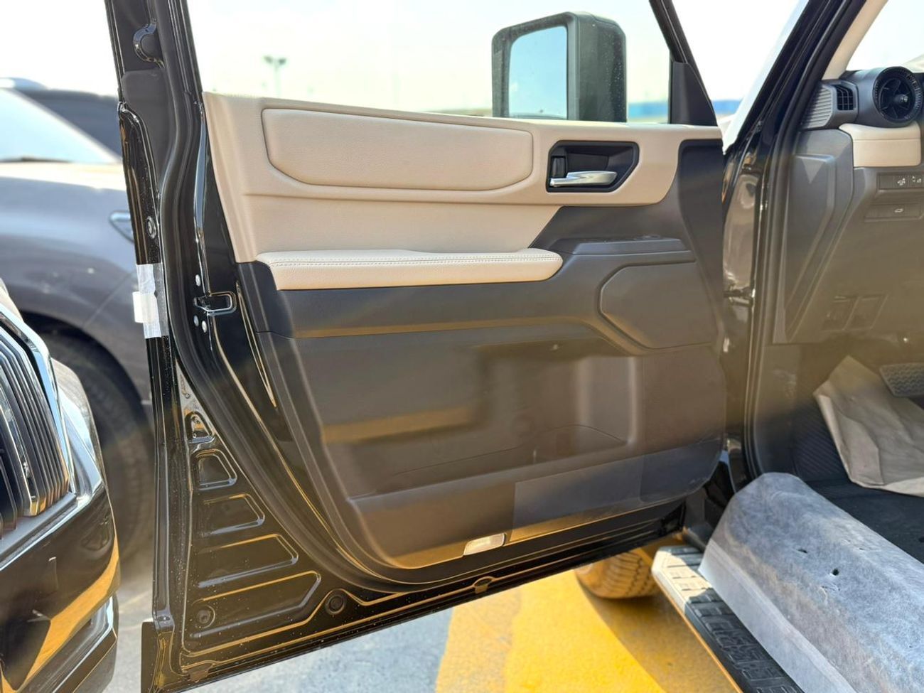 تويوتا برادو TOYOTA PRADO  2.4 L     V4  MODEL 2026  HP.    264 INTERIOR BAGE  COLLAR black