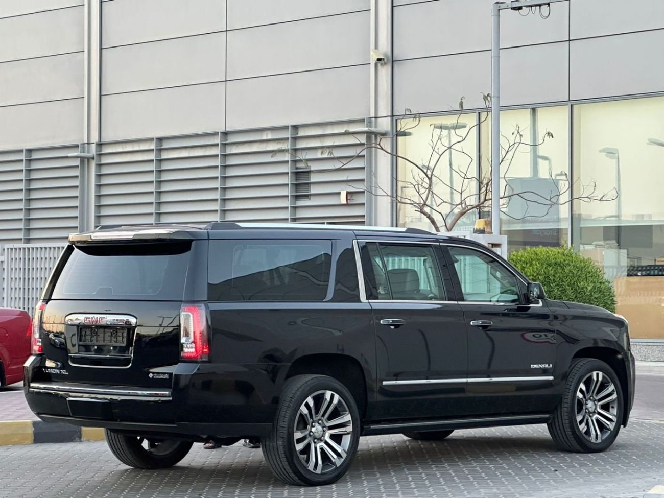 GMC Yukon XL Denali 6.2L (7 Seater) GMC YUKON DENALI XL GCC 2017 ORGINAL PAINT // PERFECT CONDITION