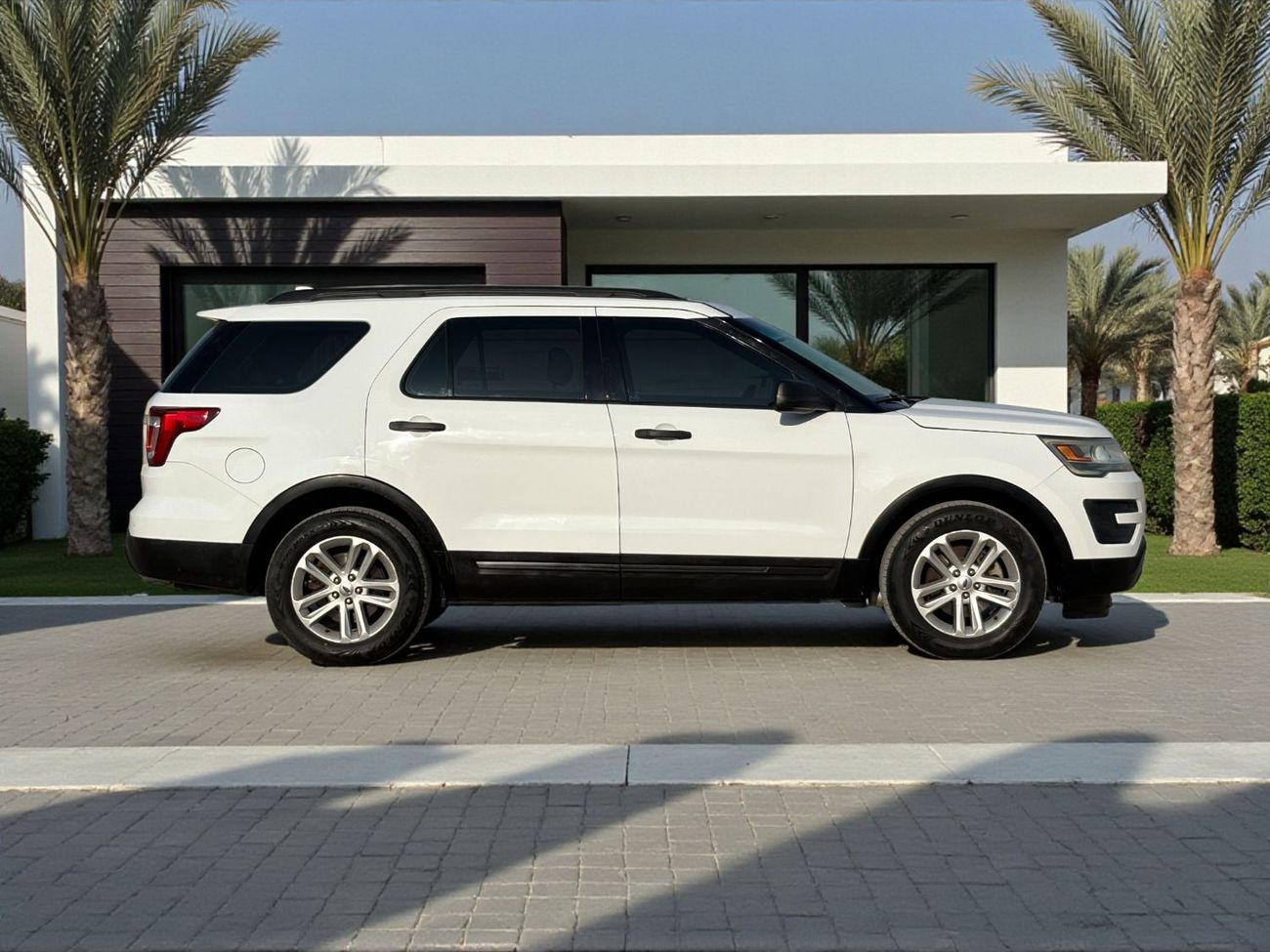 Ford Explorer FWD 3.5L V6 A/T | 2016 | GCC SPECS | WHITE EXTERIOR | AED 740 per month
