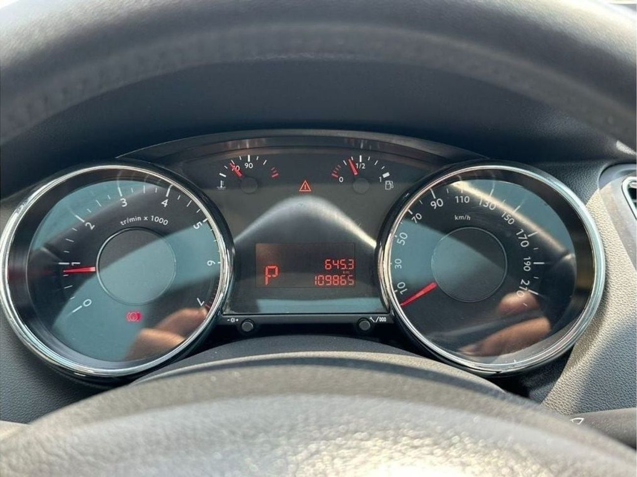 بيجو 5008 بريميوم خالية من الحوادث - خليجي - رقم واحد الفل - مكينة 1600 سي سي - السيارة بحالة الوكالة من الداخ