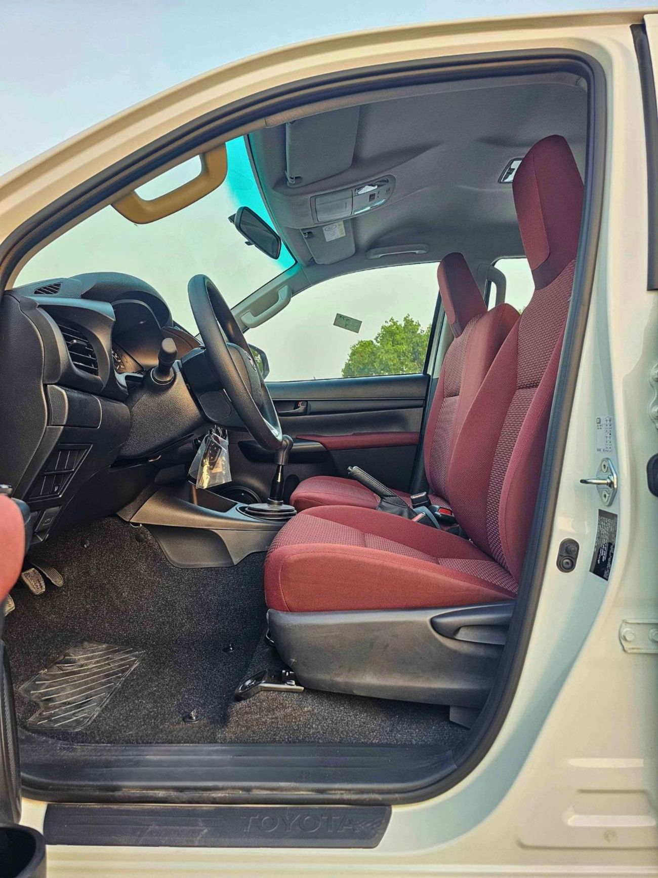 Toyota Hilux NARROW BODY / DLX-G / 2.4L V4 DIESEL / DOUBLE CABIN / 6 STR (CODE # HDLXG1)