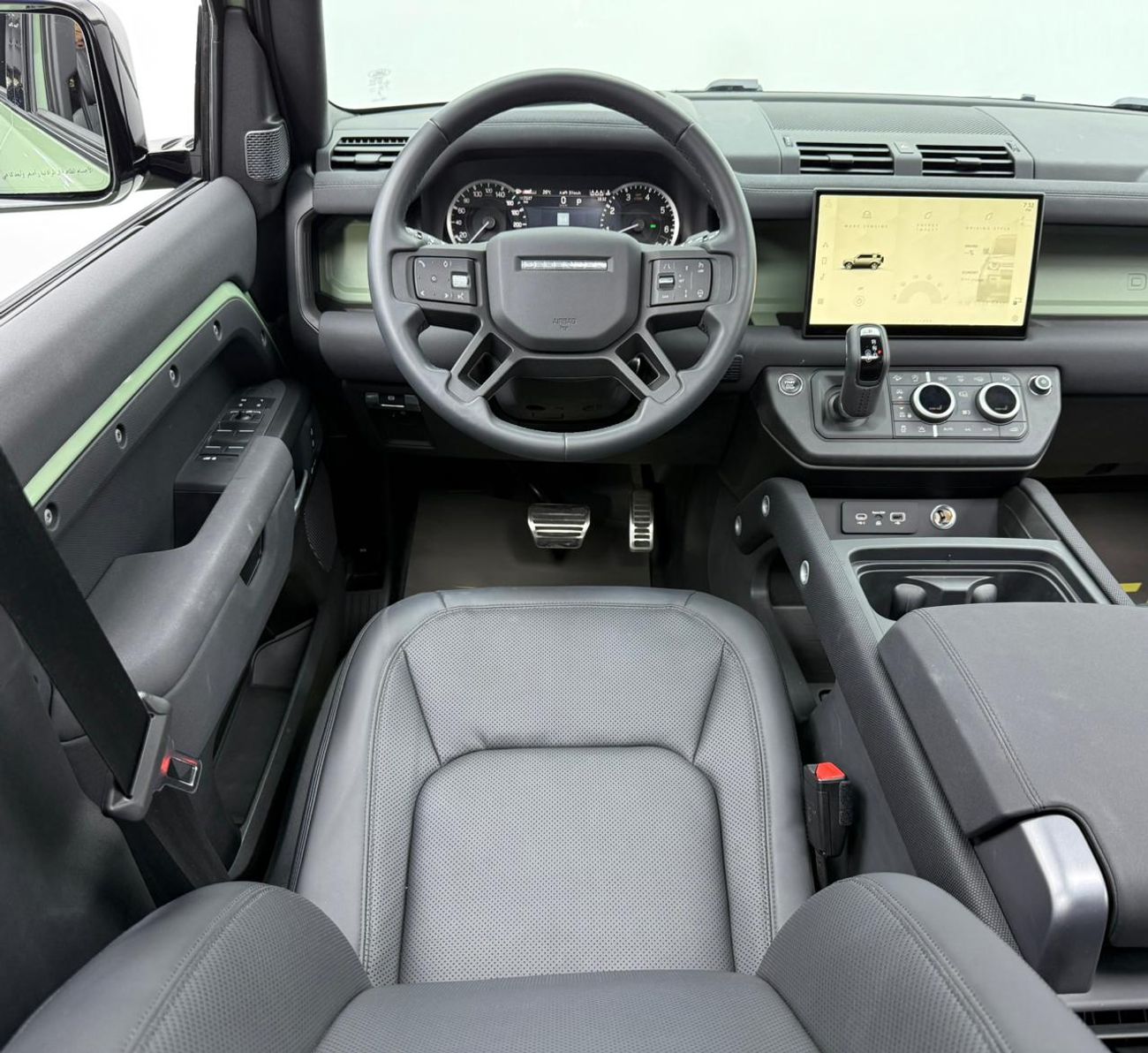 لاند روفر ديفندر 2023 Land Rover Defender P400 110 75th Anniversary, 2028 LR Warranty + Service Pack, Low Km, GCC