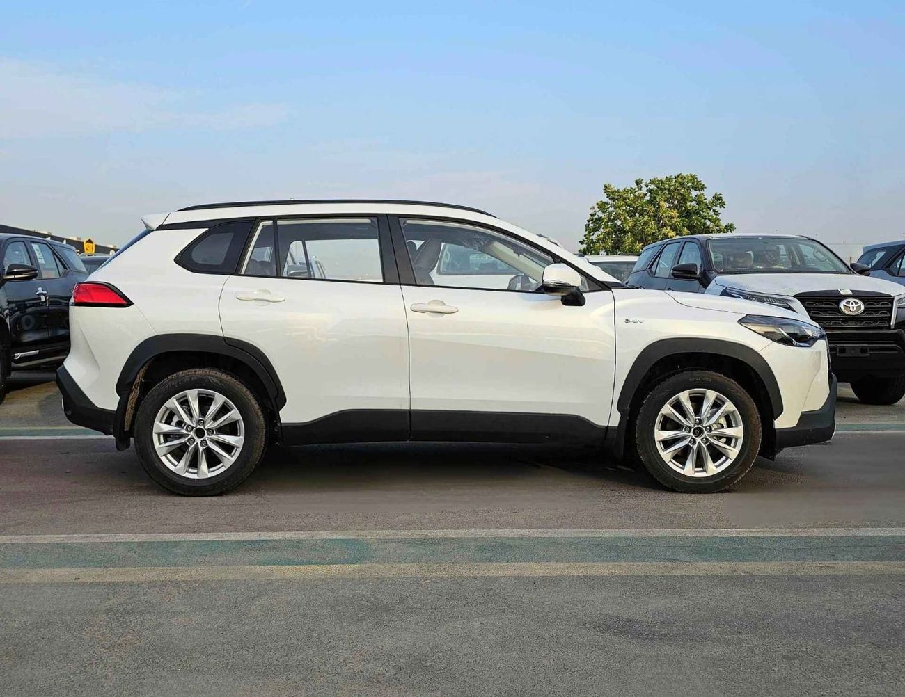 Toyota Corolla Cross HYBRID FULL OPTION / 2.0L V4 / LEATHER + ELECTRIC SEAT / MUD GUARD /SUNROF / CODE # HYBRID