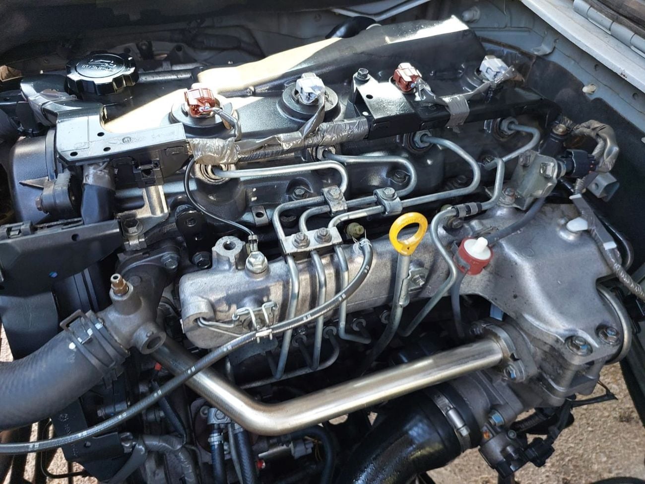 تويوتا هاياس TOYOTA HIACE COMMUTER VAN RHD 2006 MODEL 2.5 L DIESEL MANUAL(PM15390)