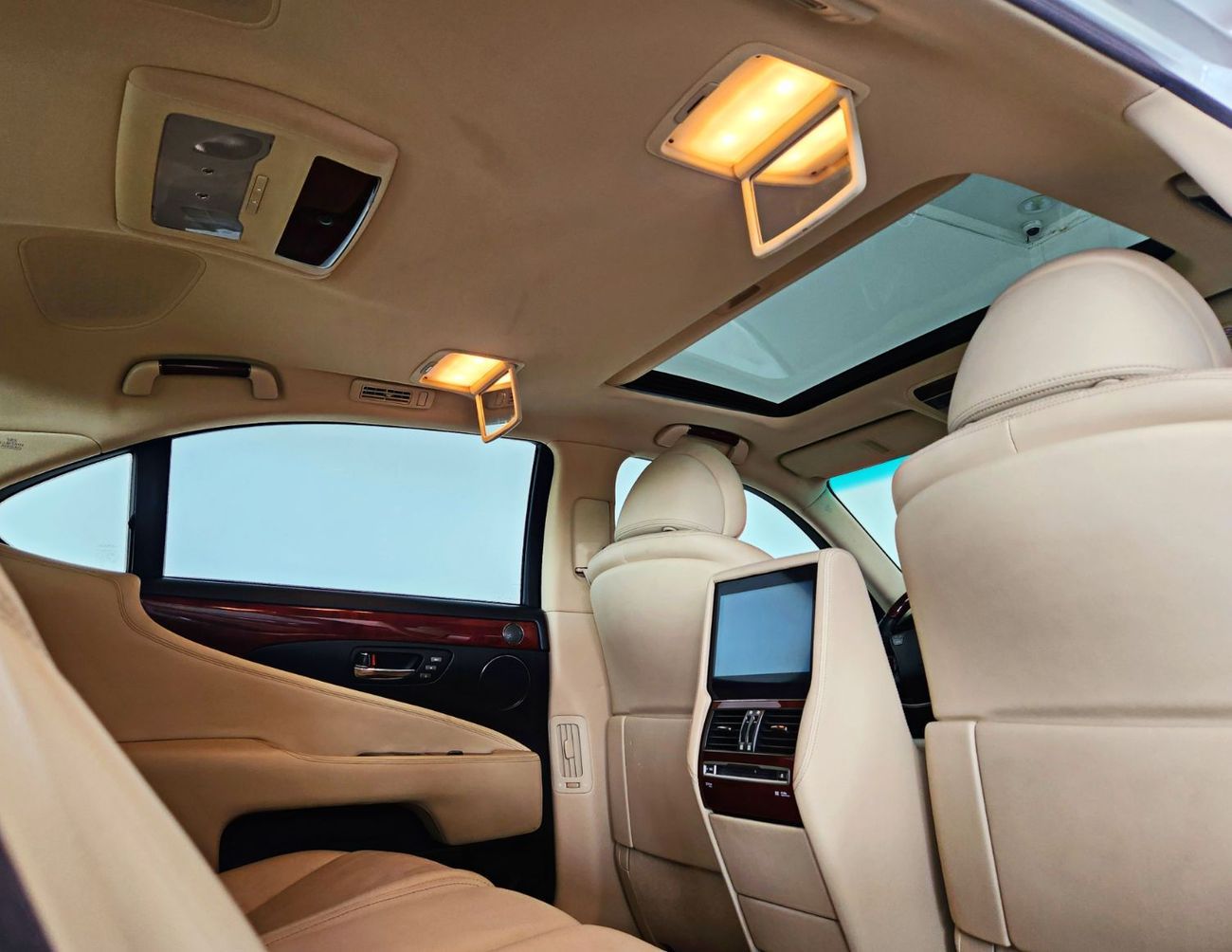 Lexus LS 600 Hybrid - VIP fully loaded with long wheel base and massaging chair