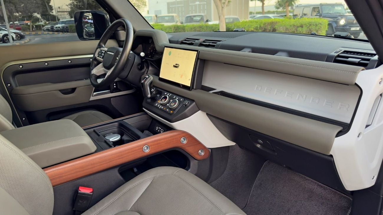 Land Rover Defender P300 110 2.0L (5 Seater) 2024 Land Rover Defender SE P300 (D110), Dealer Warranty, GCC Specification