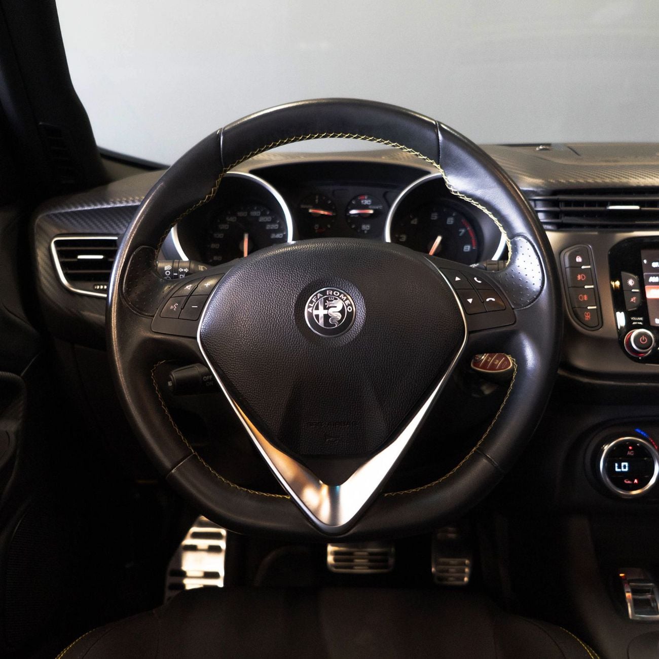 Alfa Romeo Giulietta AED 669 pm • 0% Downpayment • Alfa Romeo Giulietta Veloce  • 1 Year Warranty