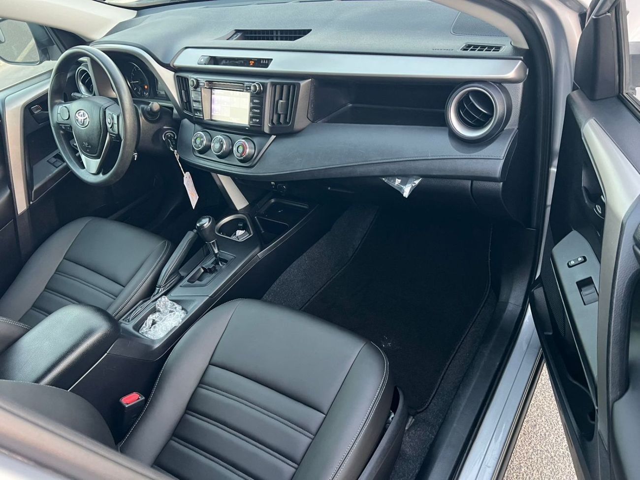 تويوتا راف ٤ 2017 Toyota Rav4 LE 2.5L V4 Mid Option - 4x4 AWD - Leather Seats -