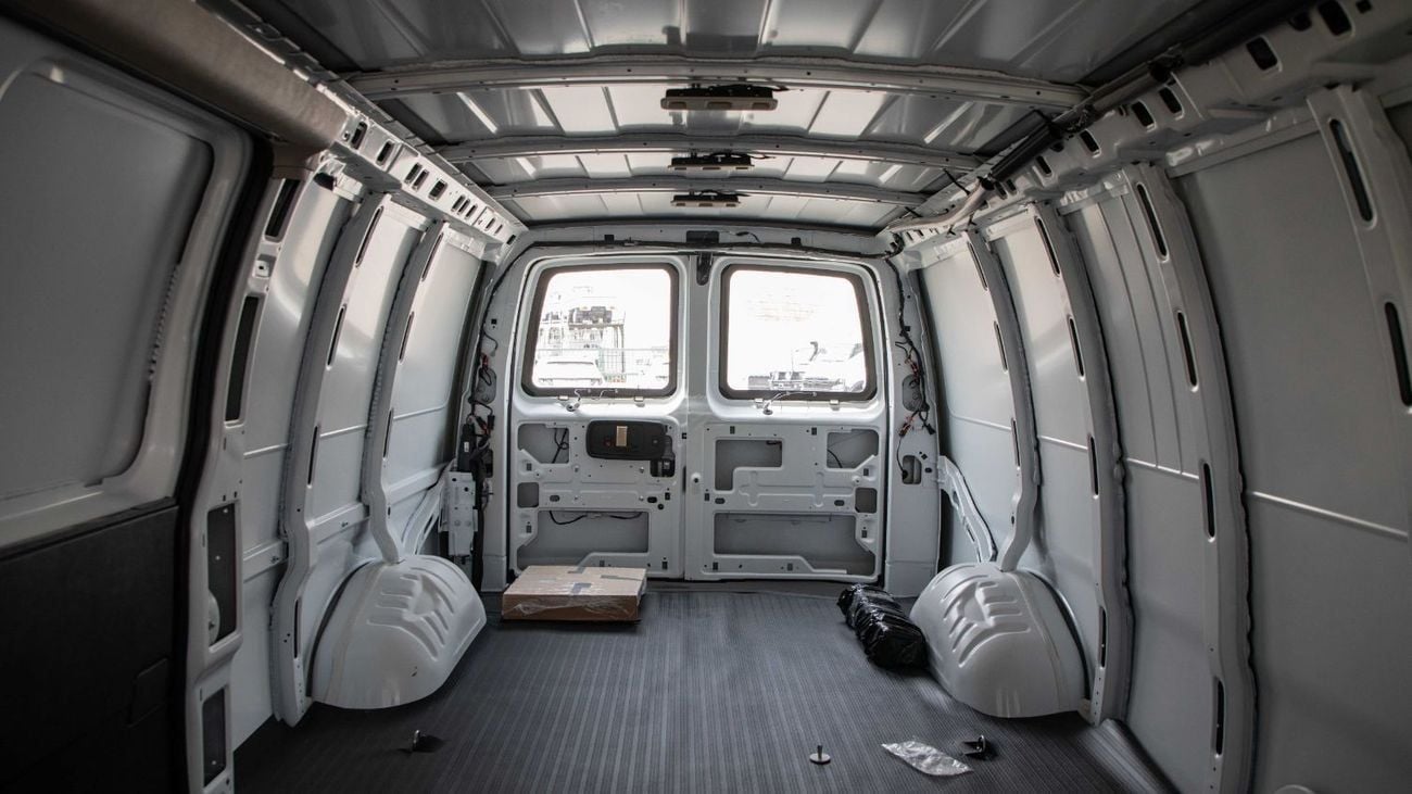 جي أم سي سافانا 2500 Extended Wheelbase 6.6L V8 | Work-Truck Trim | 2025 | GCC