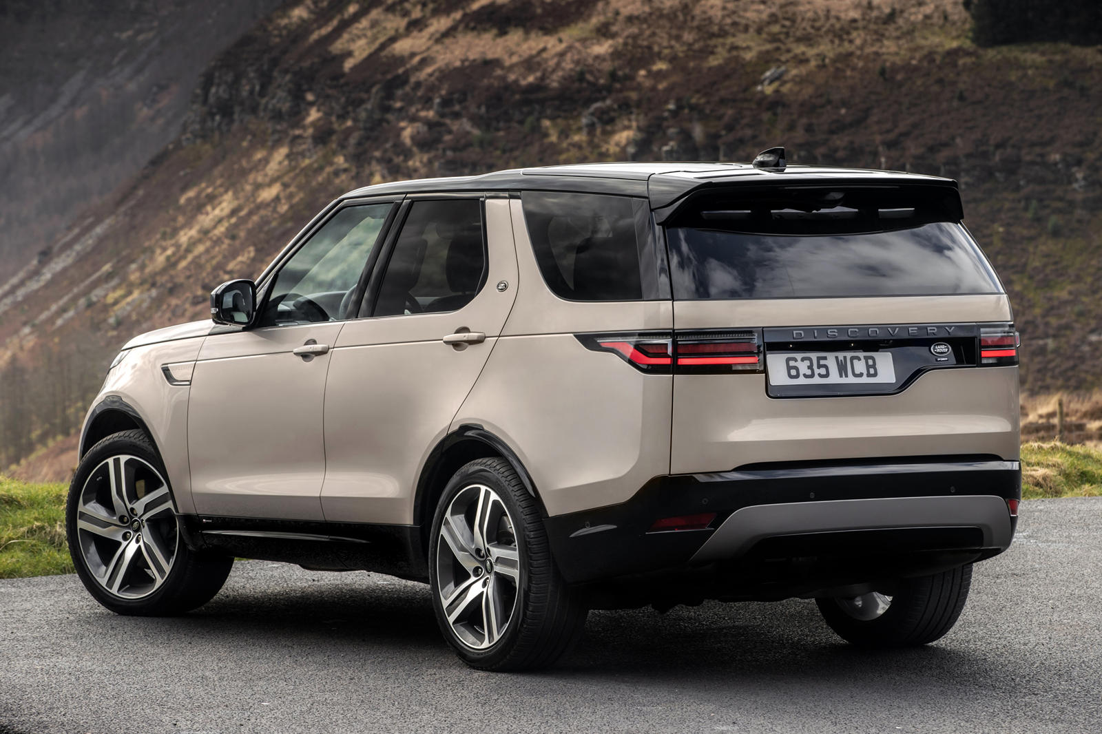 Land Rover Discovery exterior - Rear Right Angled