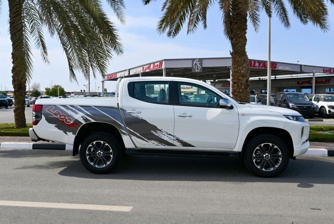 ميتسوبيشي L200 ميتسوبيشي L200 موديل 2023 ديزل 2.4 لتر ناقل حركة أوتوماتيكي أبيض من الخارج رمادي من الداخل