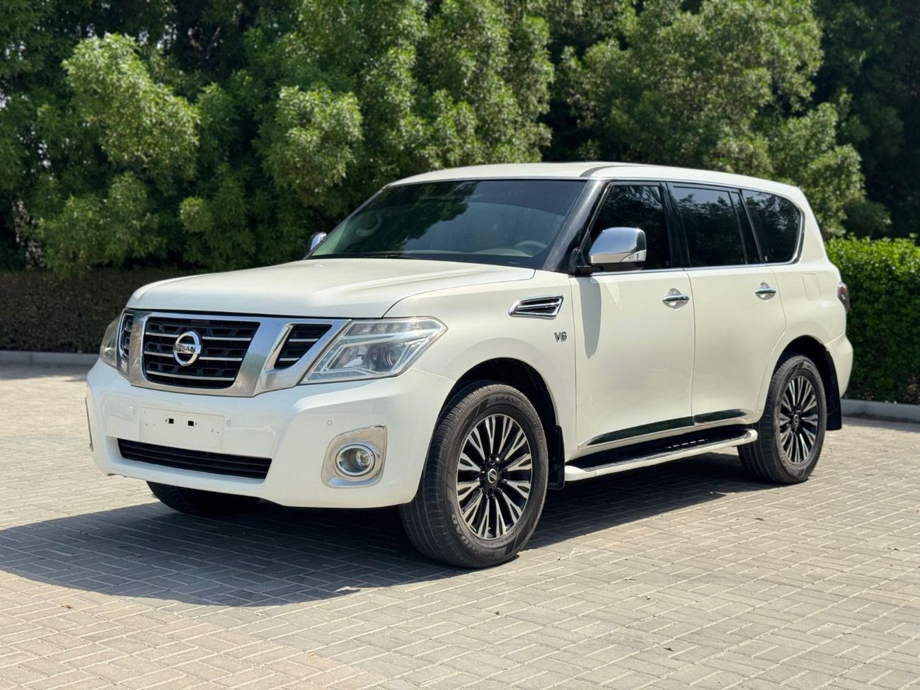 نيسان باترول Nissan patrol 2010 V8 big engine Gcc Full options