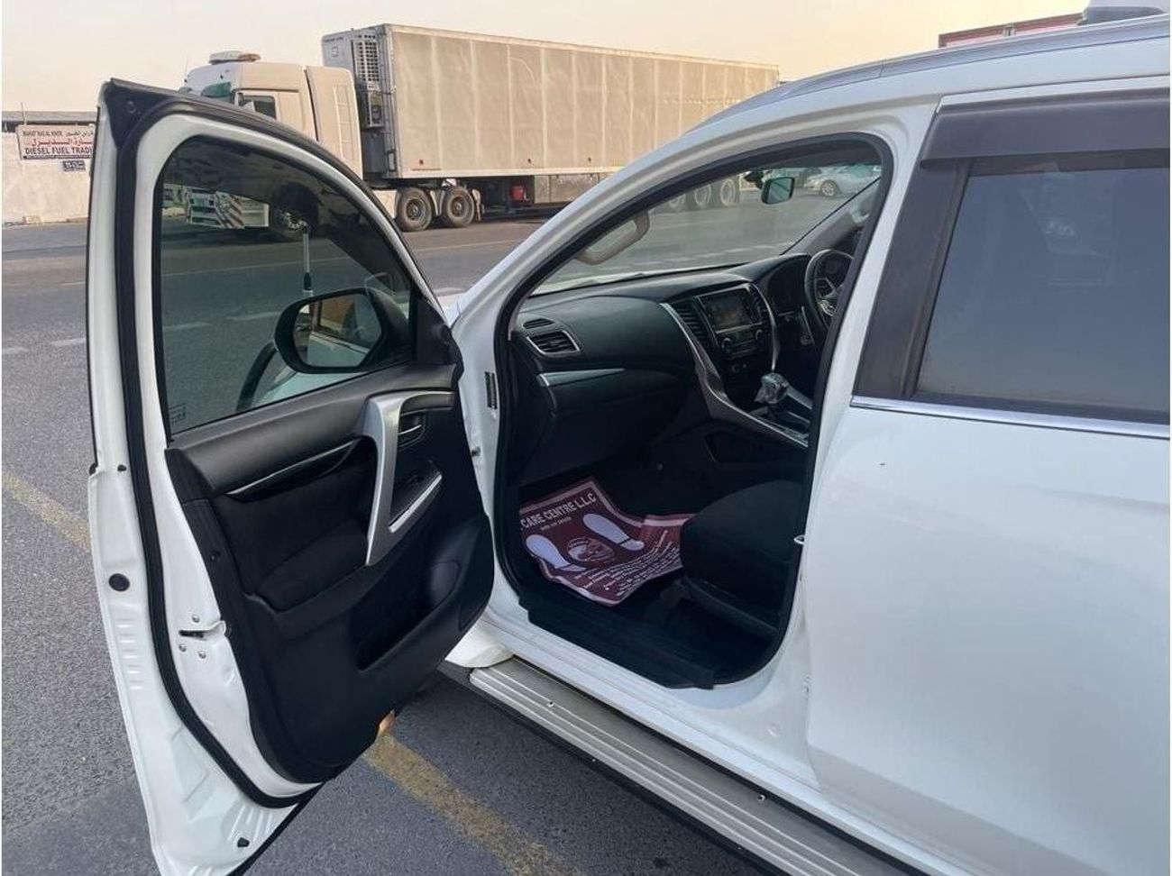 ميتسوبيشي باجيرو Diesel 2.4 Liter Right Hand Drive Automatic 4WD T.V Back Camera