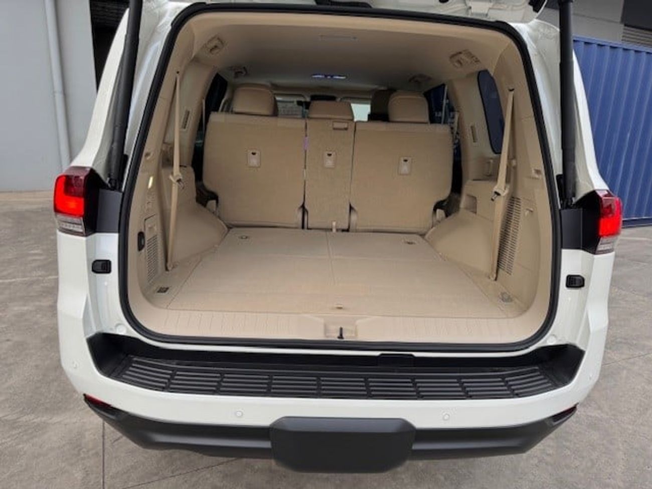 Toyota Land Cruiser IN TRANSIT - 3.3L SAHARA 7 SEATER