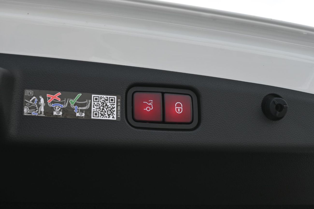 Mercedes-Benz E200 Mercedes-Benz E200 2.0L Turbo + Mild Hybrid Model 2026