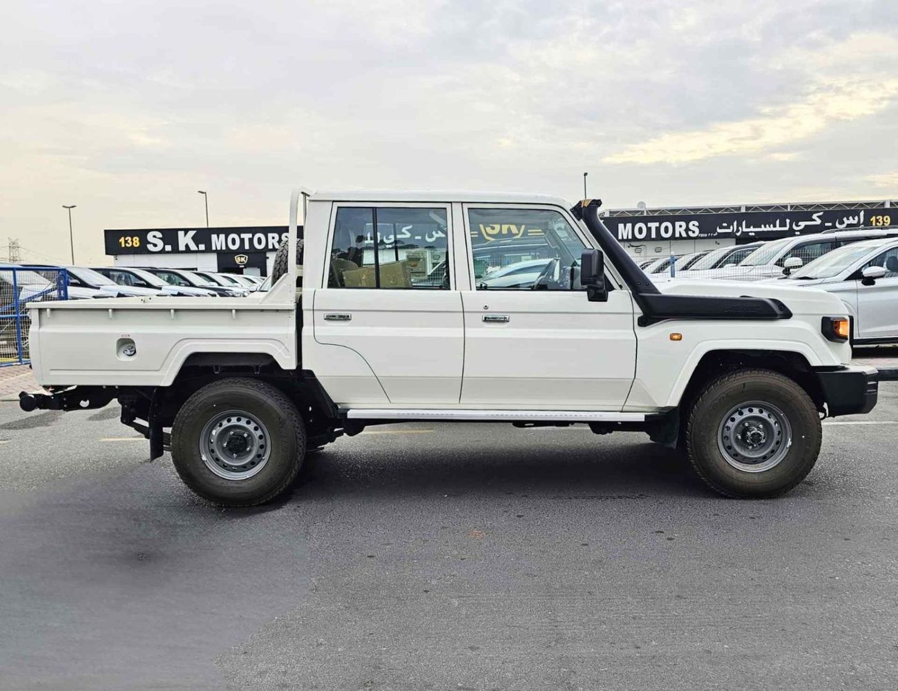 تويوتا لاند كروزر بيك آب LC79 / DOUBLE CABIN / 2.8L V4 DIESEL A/T / SNORKEL / 4WD (CODE # LC79)