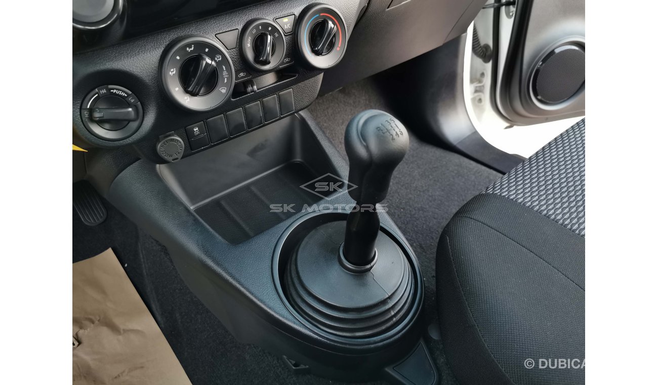 Toyota Hilux 2.4L Diesel, M/T, 4WD Control Switch (CODE # THMO04)