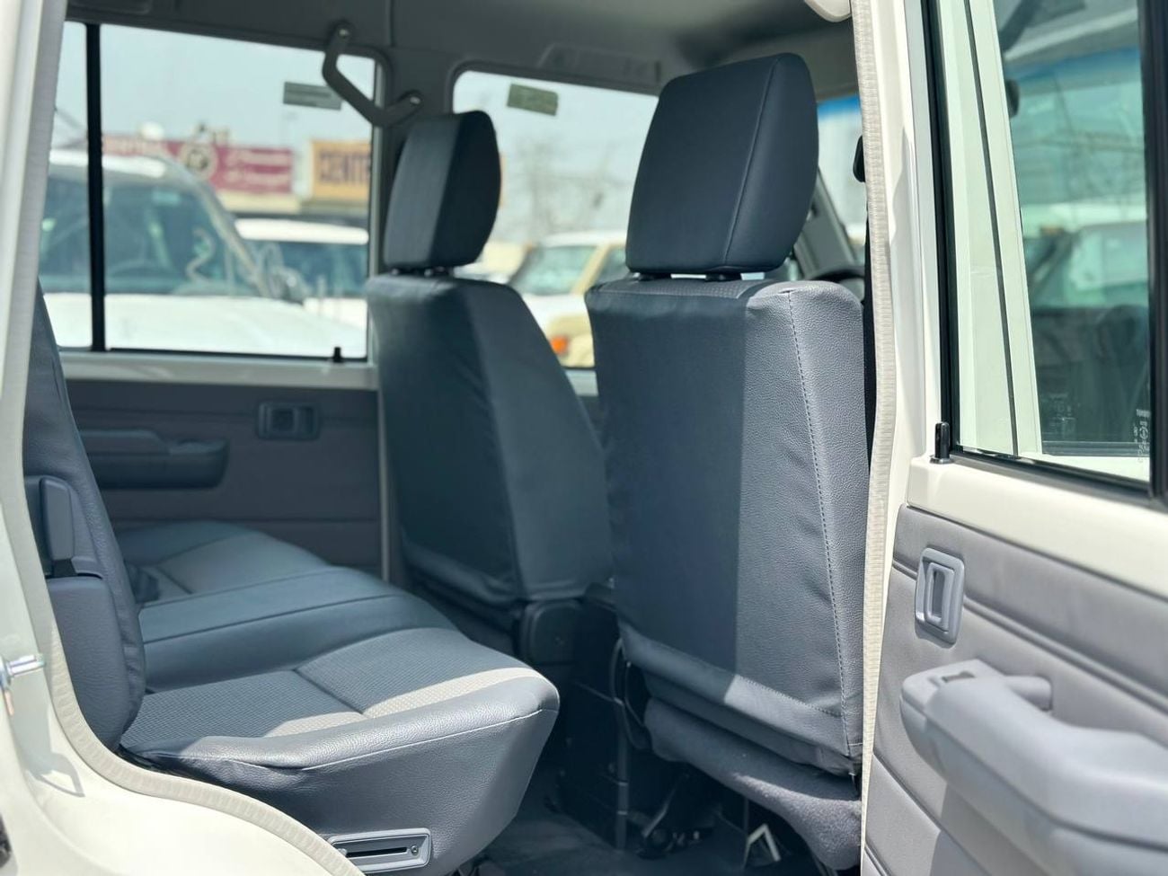 تويوتا لاند كروزر بيك آب LC79 دبل كابينة 4.0 لتر PTR ناقل حركة يدوي // 2025 // خيار قياسي مع نوافذ كهربائية // عرض خاص // من