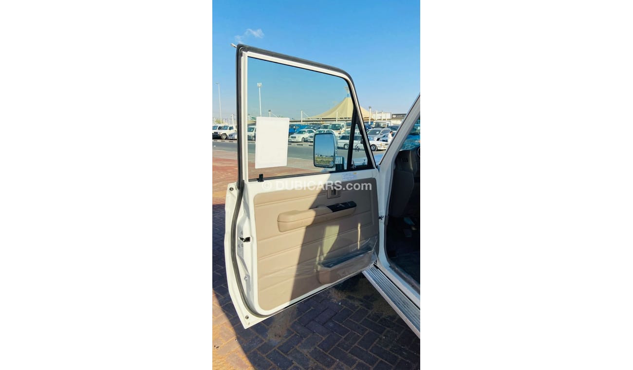 Toyota Land Cruiser 2023 Toyota Land Cruiser 71 4.0L V6 with Difflock