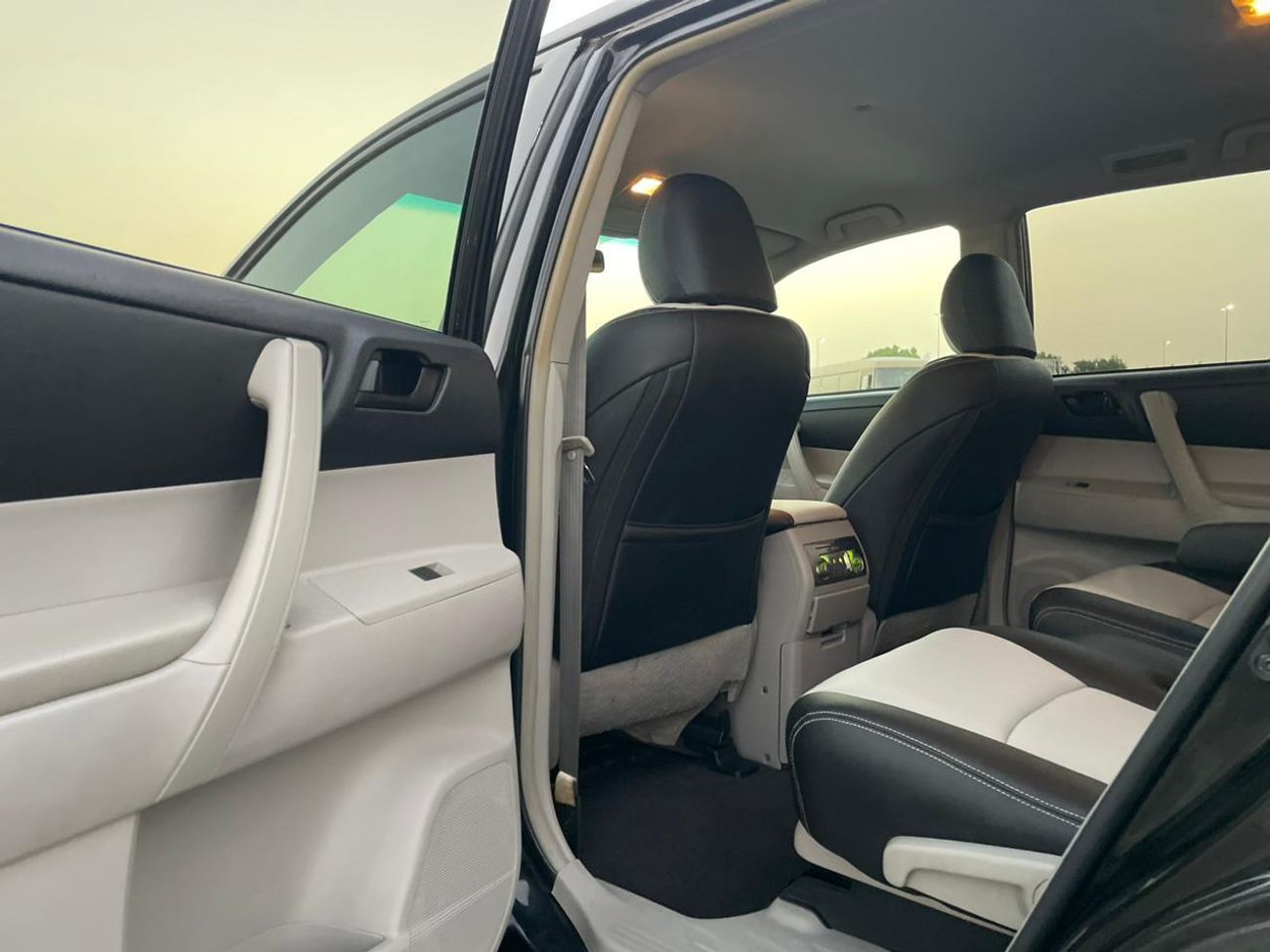 Toyota Highlander 2012 Toyota Highlander 4x4 - 3.5L V6 MidOption+ 7 Leather Seats Great Condition -