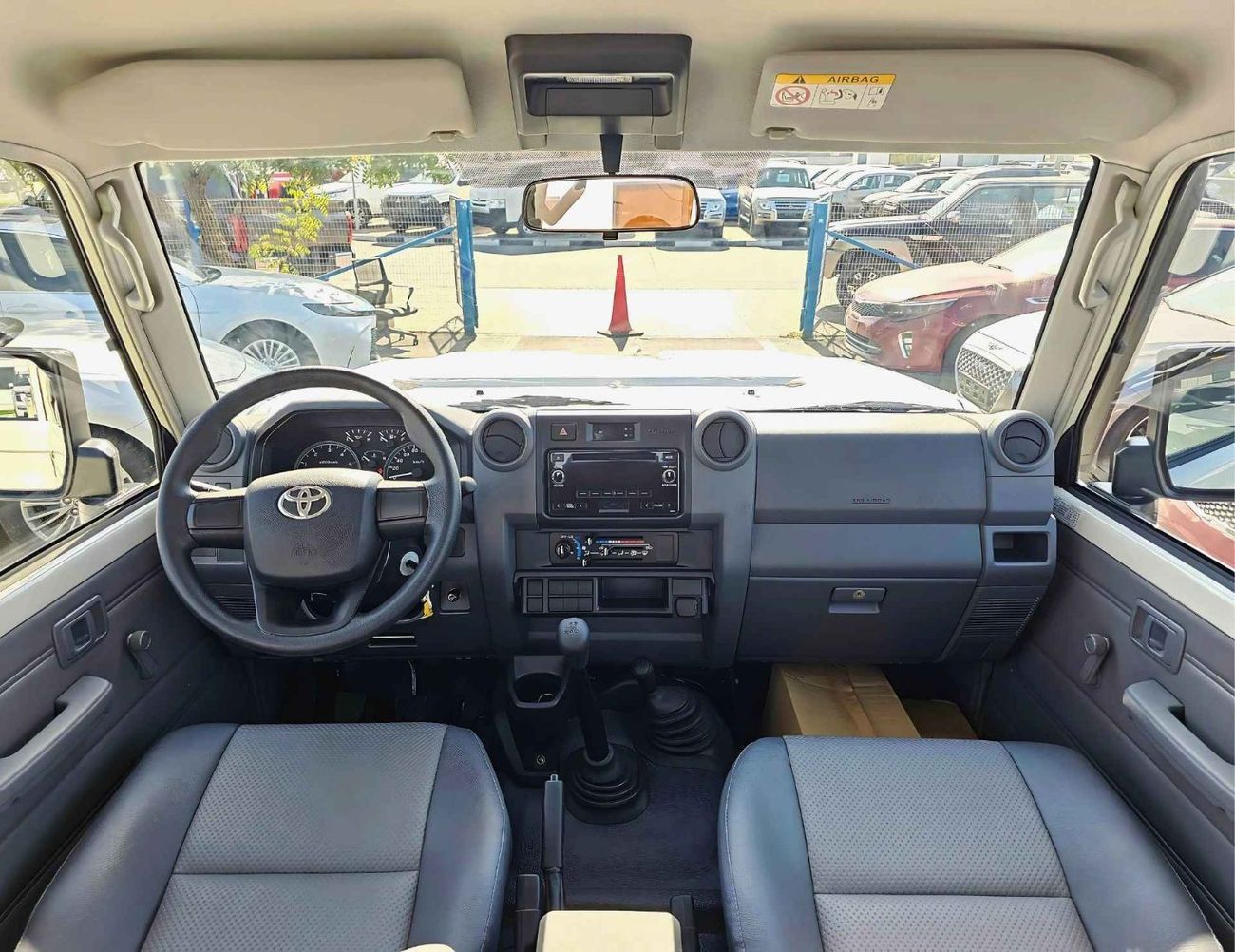 Toyota Land Cruiser Pick Up LC79 / DOUBLE CABIN / 4.2L V6 DIESEL M/T / LEATHER SEATS / SNORKEL / MID OPTION / 4WD (CODE # 69033)