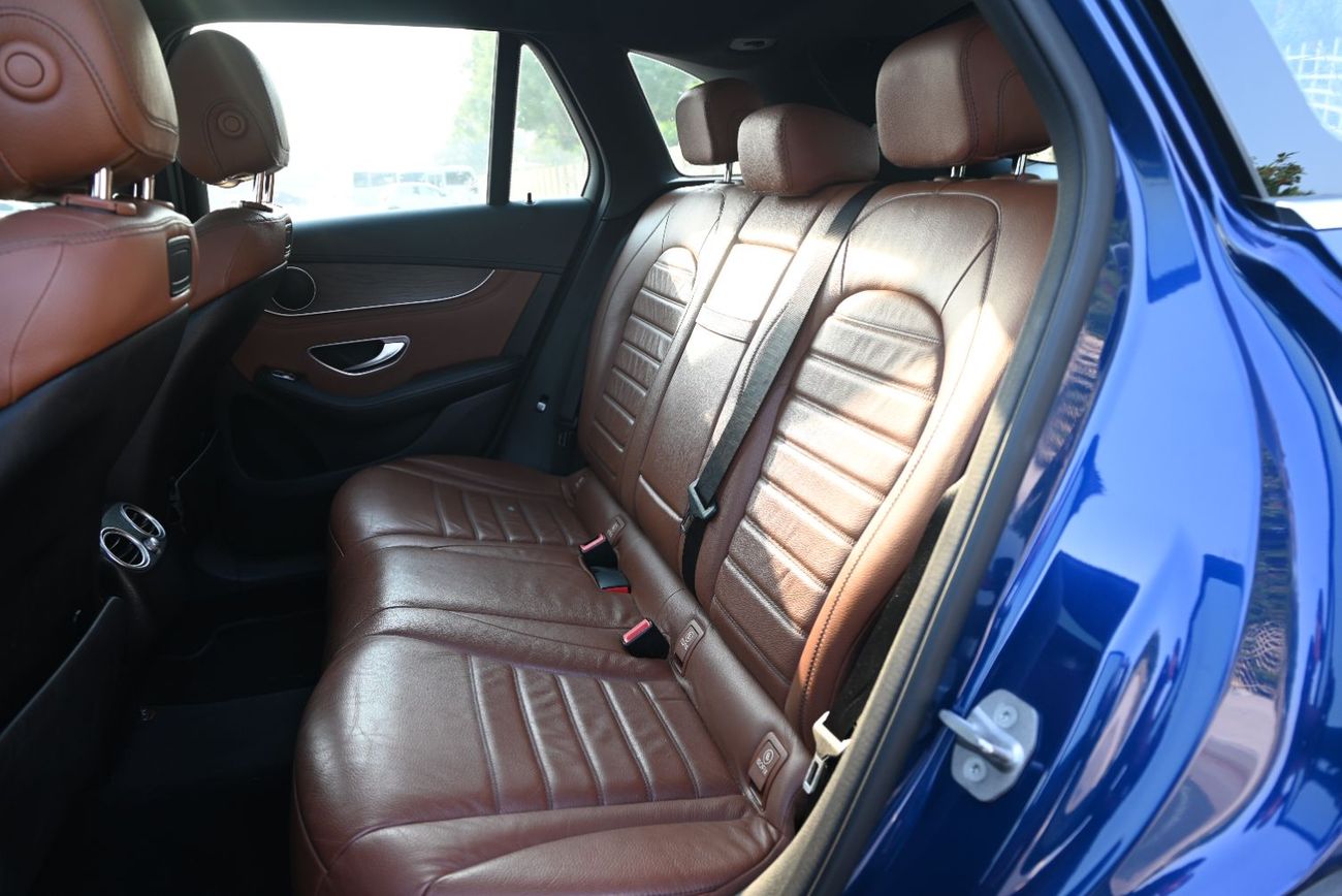 مرسيدس بنز GLC 300 4MATIC 2.0L