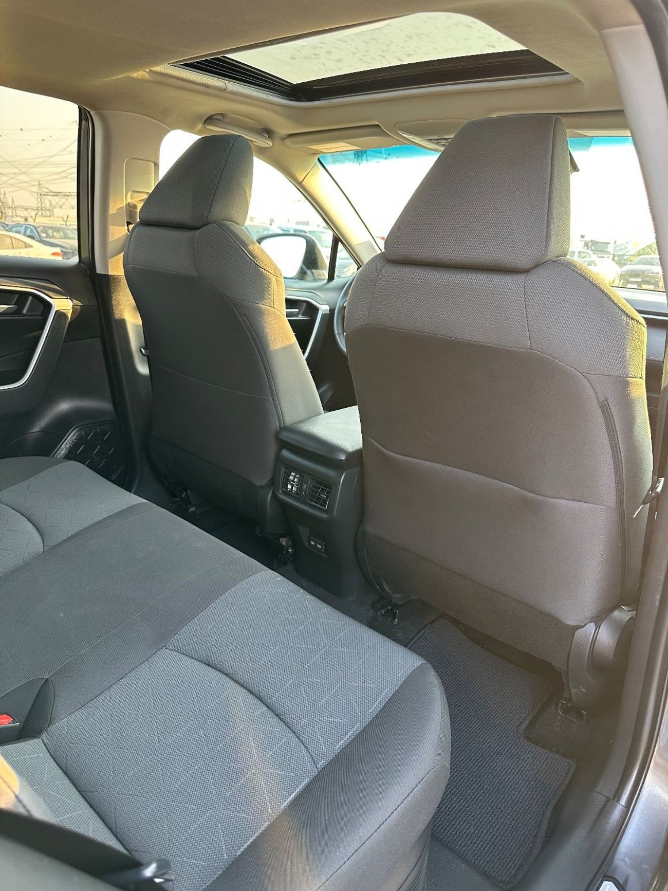 Toyota RAV4 hybrid XLE 2.5L | Sunroof Full option