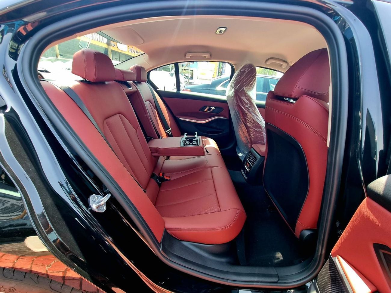 بي أم دبليو 318i LUXURY M SPORT PACKAGE