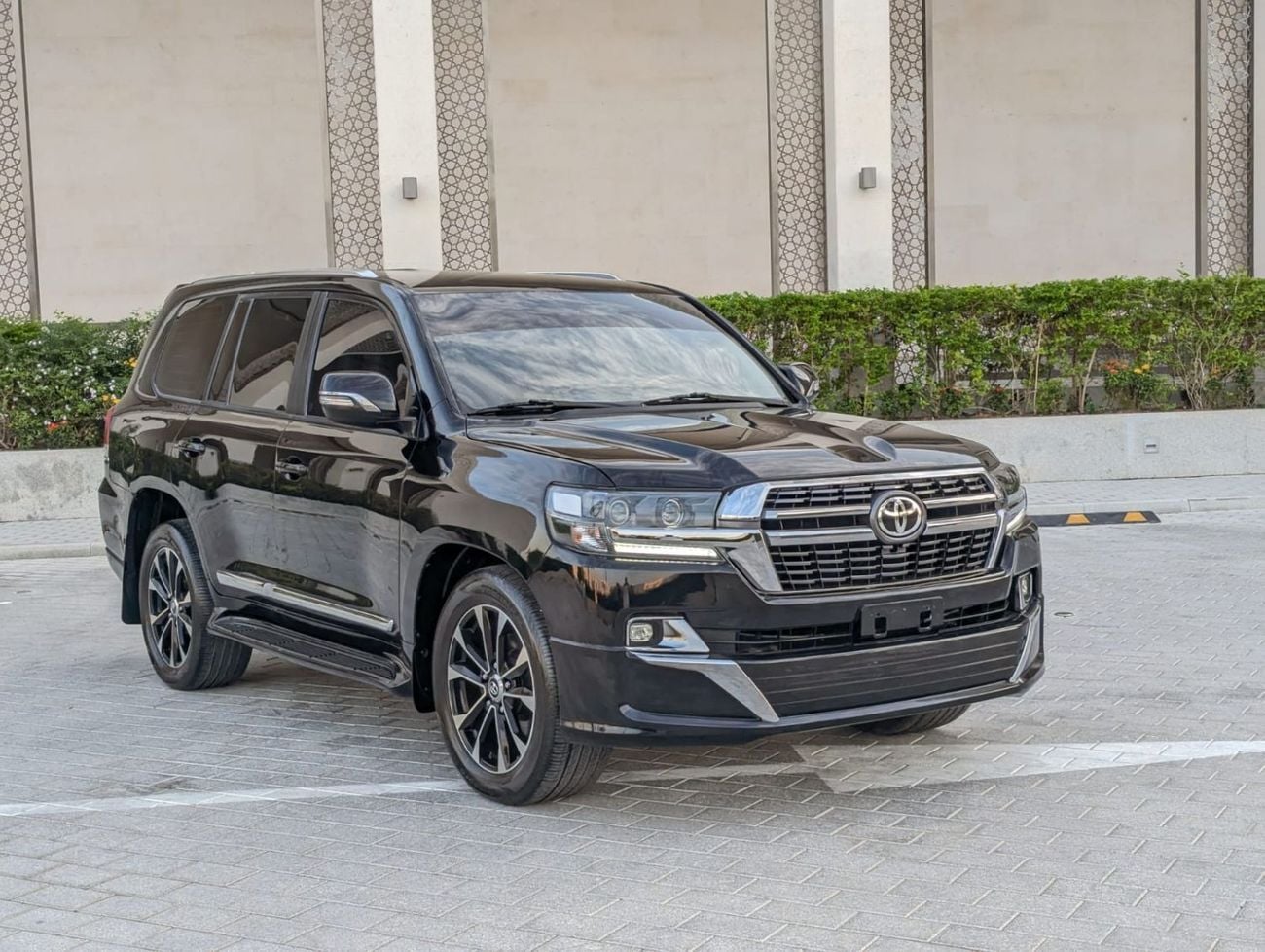 Toyota Land Cruiser GXR2 4.5L GXR-4.5L-1VD-8 Cylinders-LHD-Diesel-4WD-Automatic-8 Seats-5 Doors