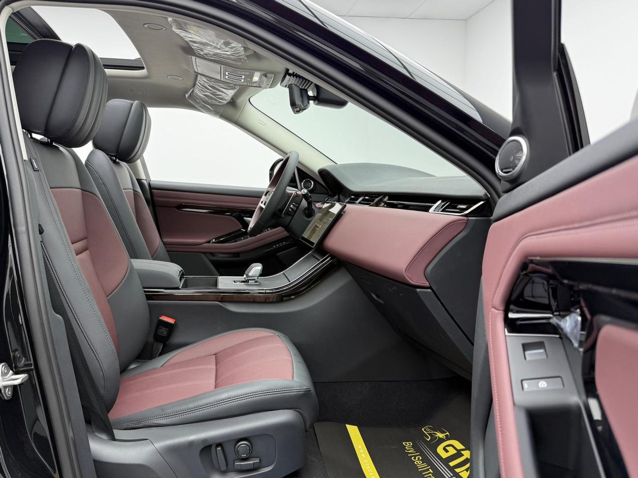 Land Rover Range Rover Evoque P250 SE 2.0L 2025 Range Rover Evoque P250 Dynamic SE ,Warranty ,Brand New.