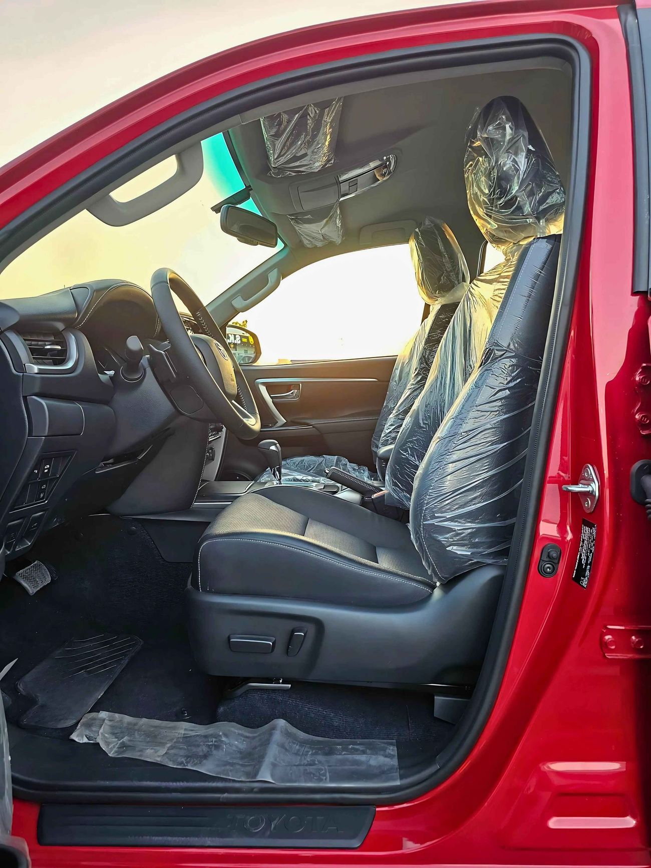 تويوتا فورتونر SR5 ADVENTURE / 4.0L V6 PETROL / PUSH START / REAR A/C (CODE # SR5DV)