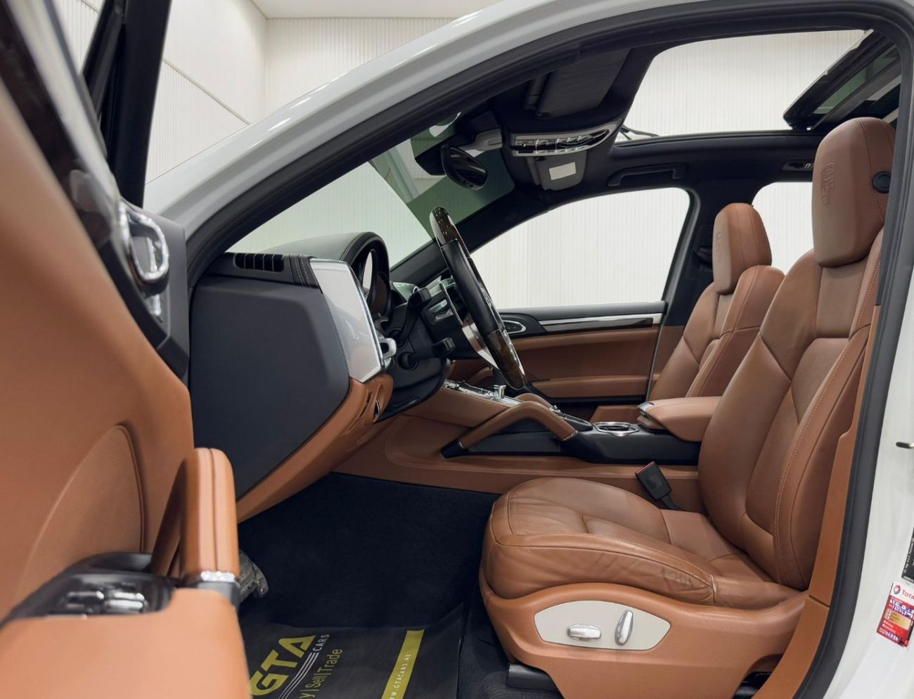 Porsche Cayenne S Platinum Edition 3.6L 2016 Porsche Cayenne S, Service History, Excellent Condition, GCC