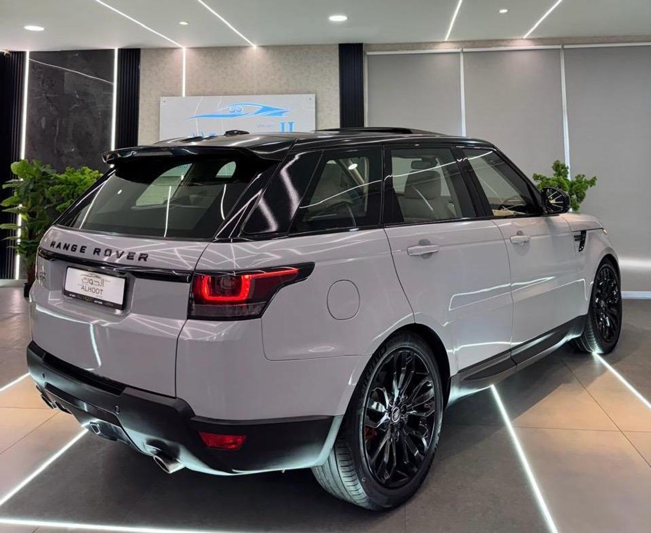 Land Rover Range Rover Sport Supercharged 5.0L ICONIC RANGE ROVER SPORT || STYLISH AND VERSATILE || GCC || PERFECT CONDITIONS ||