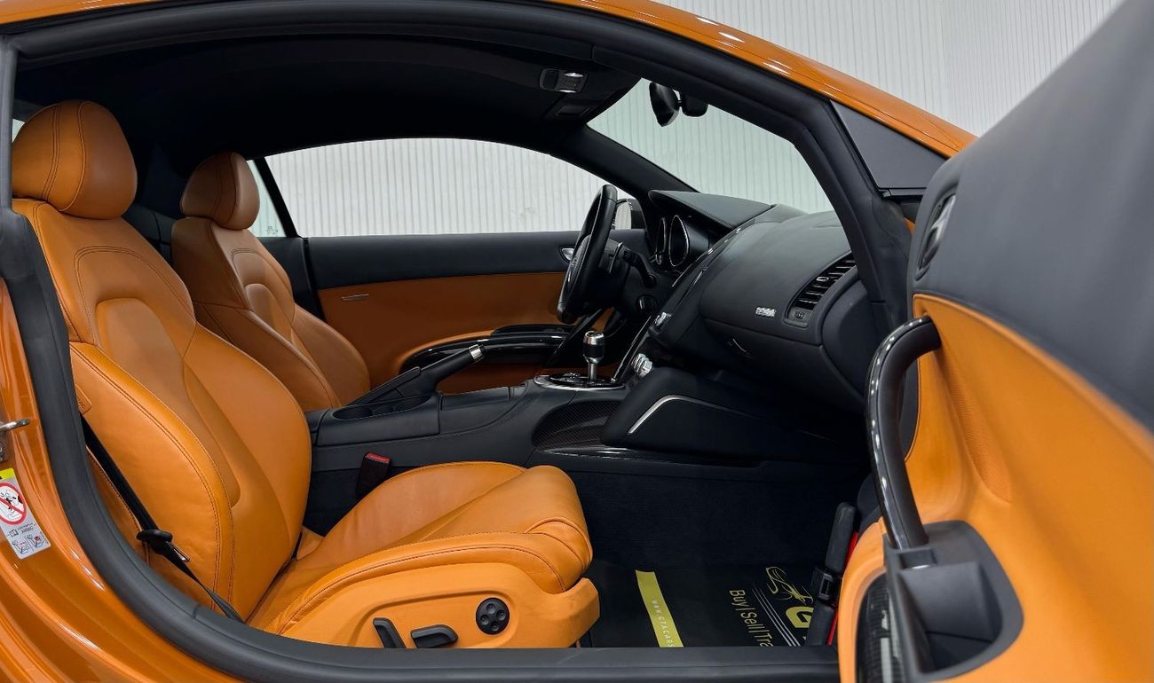 Audi R8 V8 AWD 4.2L (430 HP) 2015 Audi R8 Quattro Coupe V8, Full Service History, Carbon Fiber Package, Very