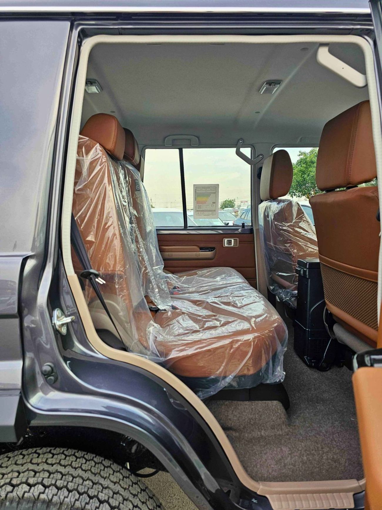 Toyota Land Cruiser 70 LX LC76 / 4.0L PETROL A/T / DIFFLOCK / WINCH, SNORKEL / REFRIGERATOR / OVER FENDER (CODE # 76PAF)